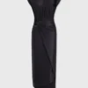 Abito drappeggiato nero con caratteristico piercing