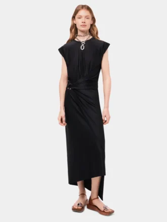 Abito drappeggiato nero con caratteristico piercing