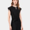 Abito drappeggiato nero con caratteristico piercing