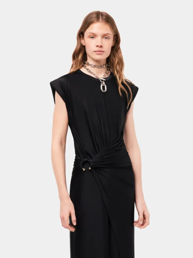 Abito drappeggiato nero con caratteristico piercing