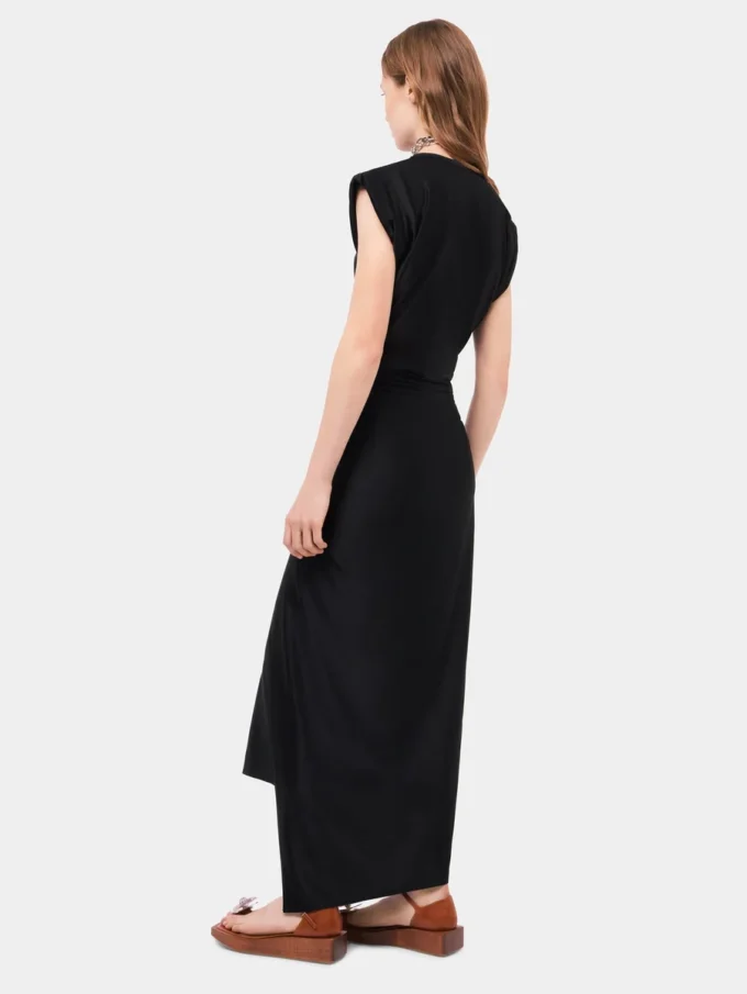 Abito drappeggiato nero con caratteristico piercing