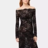 Abito lungo nero in pizzo con collo bardot