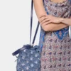 Borsa a secchiello in rafia blu denim Borsa a secchiello in rafia blu denim