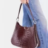 Borsa in pelle con grande anello