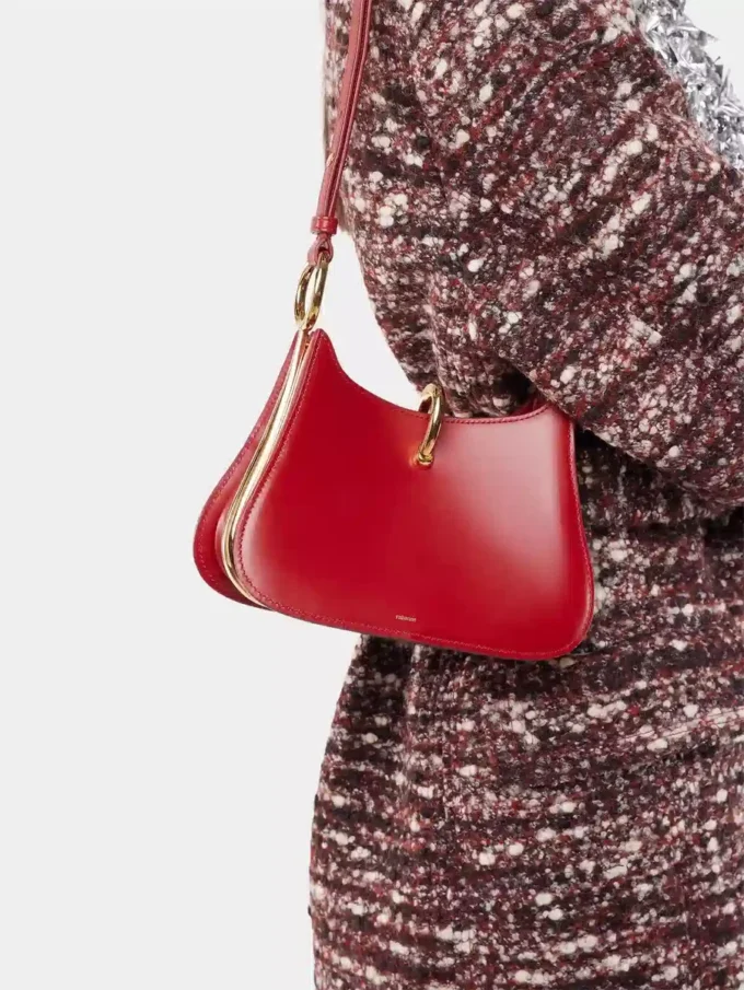 Borsa in pelle con piccoli anelli