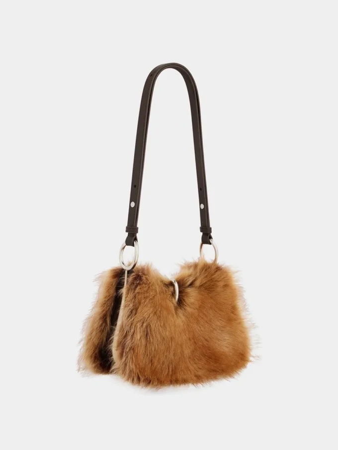 Borsa in pelle con piccoli anelli