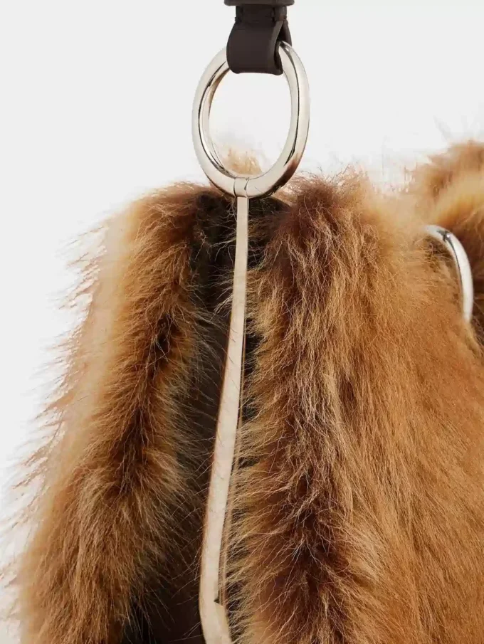 Borsa in pelle con piccoli anelli