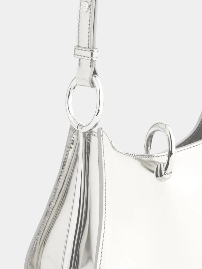 Borsa in pelle con piccoli anelli
