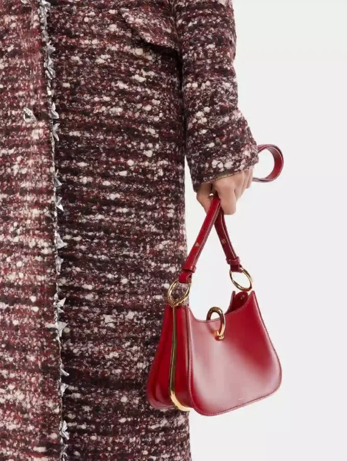 Borsa in pelle con piccoli anelli