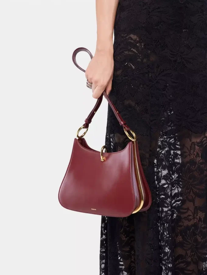 Borsa media in pelle con anelli
