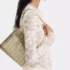 Iconica borsa color oro chiaro del 1969