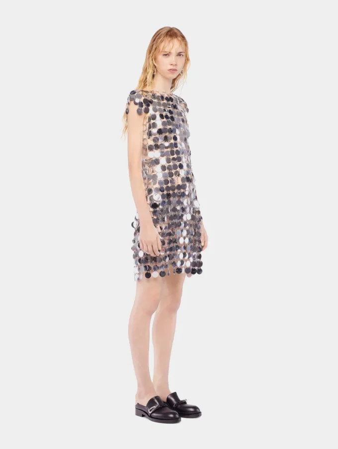 L’iconico abito Sparkle con dischi argentati