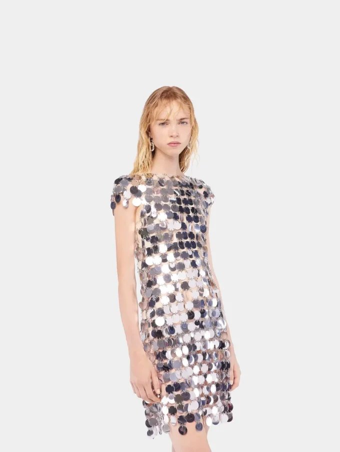 L’iconico abito Sparkle con dischi argentati