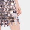 L’iconico abito Sparkle con dischi argentati