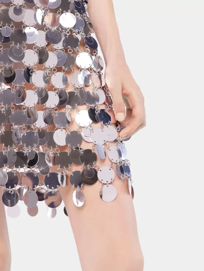 L’iconico abito Sparkle con dischi argentati