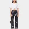 T-shirt bianca con piercing