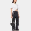 T-shirt bianca con piercing