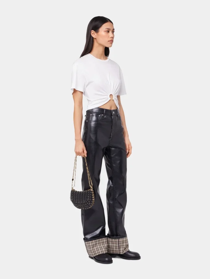 T-shirt bianca con piercing