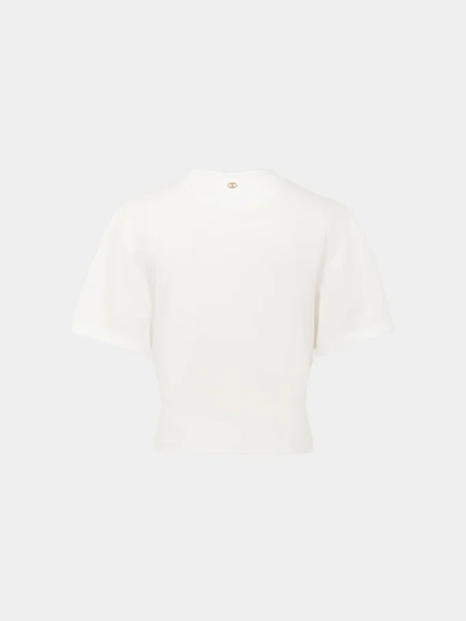 T-shirt bianca con piercing