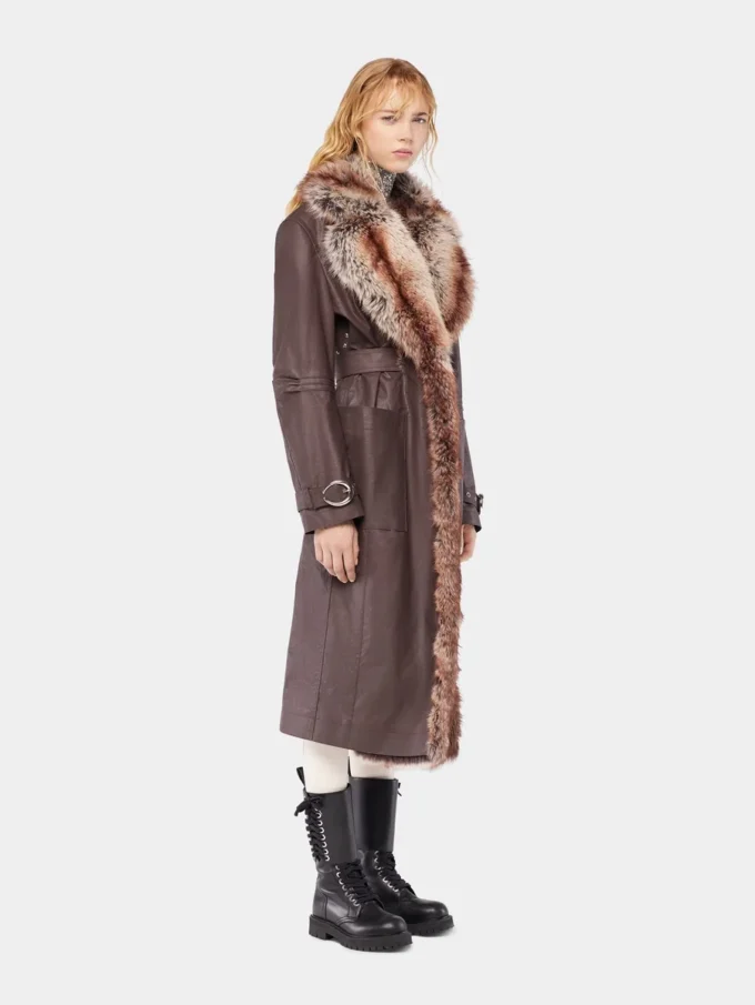 Trench con bordi in pelliccia sintetica