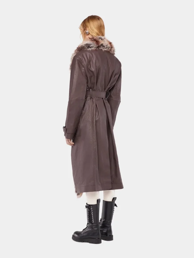 Trench con bordi in pelliccia sintetica