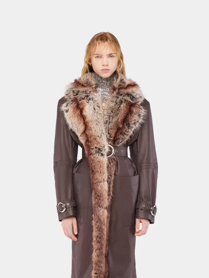 Trench con bordi in pelliccia sintetica