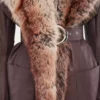 Trench con bordi in pelliccia sintetica