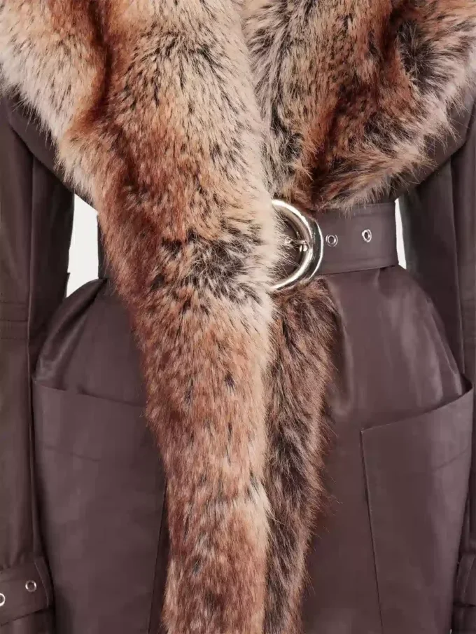 Trench con bordi in pelliccia sintetica